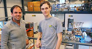 Lehrling Yves Williner und Adrian Mangisch, Automation Engineer Burgener AG.