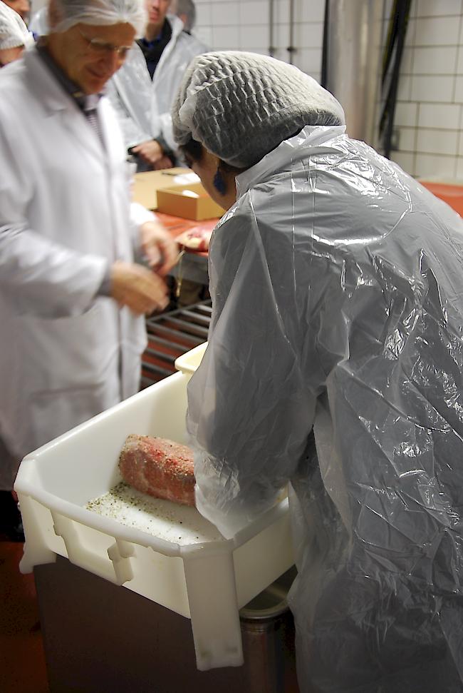 Géraldine Savary durfte auch selber ein Stück Fleisch einsalzen.