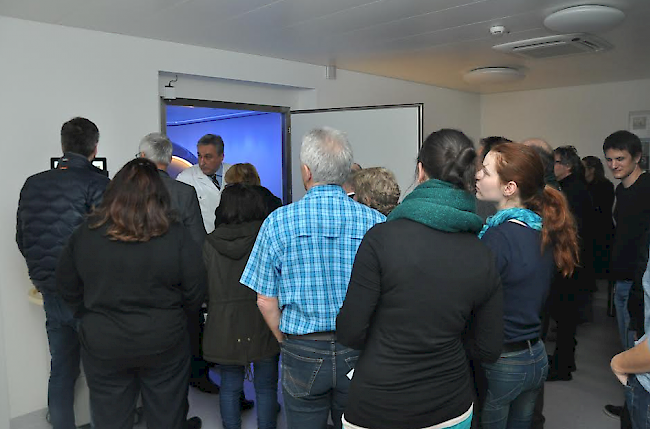 Chefarzt Drazen Sramek erklärt den Besuchern die technischen Details des neuen Topographen.