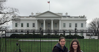 Eine Kollegin steht neben Valerie Croft (r.), die zurzeit in den USA lebt.