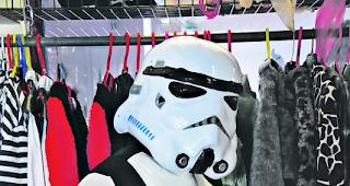 Ganz sch&ouml;n &laquo;fashionable&raquo;. Juri Jossen tr&auml;gt eine elegante Sturmtruppler-Uniform aus dem Hause &laquo;Disney&raquo;. Janine Bilgischer hat sich f&uuml;r den &laquo;Wildwest-Vintage-Look&raquo; entschieden. Als zweites Outfit w&auml;hlte Jossen einen bemuskelten Traum in Rot und Gelb der Marke &laquo;DC Comics&raquo;.