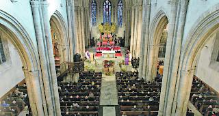 Voll besetzt. Staatsratspr&auml;sident Jacques Melly bei seiner Trauerrede in der Kathedrale von Sitten.  