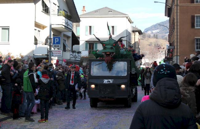 Der Natischer Drache zum Abschluss des Umzugs.