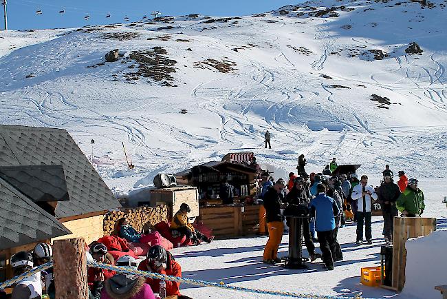 Impressionen vom Iglu-Dorf in Zermatt, wo seit dem 30. Januar 2016 ein Rekordiglu steht.