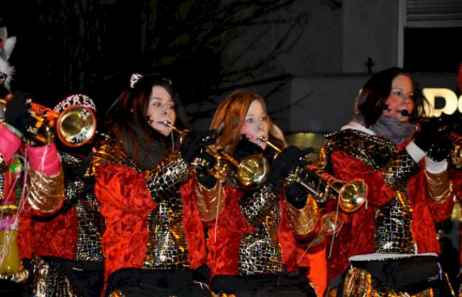 Zahlreiche Guggen spielten auf und sind fester Bestandteil der Oberwalliser Fasnacht.