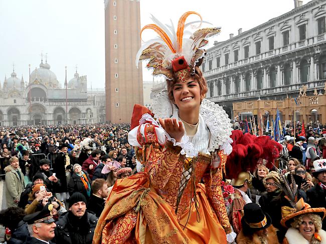 Die amtierende Karnevals-Königin Irene Rizzi nach ihrem Engelsflug vom Campanile auf die Piazza San Marco in Venedig.