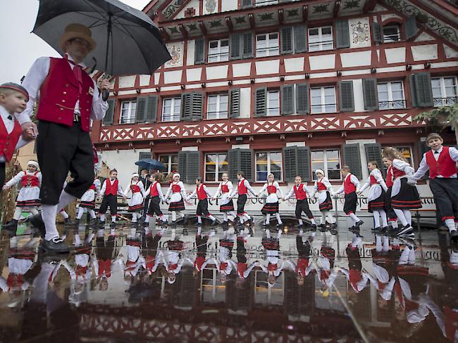 Der Regen kann die Sennenchilbi in Küssnacht SZ, die nur alle sechs Jahre stattfindet, nicht verderben.
