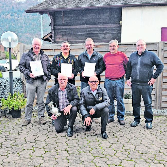 Geehrte und Gewählte. Vorne von links: Josef Michlig (Sieger Walliser Cup) und Alfred Dirren (neues Vorstandsmitglied). Hinten von links: Kilian Gattlen (2. Jahresmeisterschaft), Franz Michlig (Sieger Jahresmeisterschaft), Emmanuel Voide (3. Jahresmeisterschaft), Stefan Hug (neuer Kantonalpräsident) und Hans-Peter Heynen (abtretender Präsident).