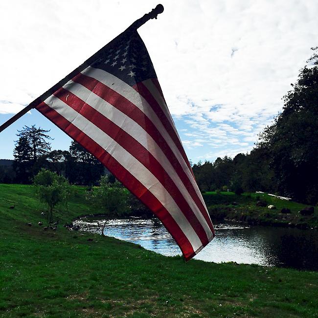 Die US-Flagge in einem Garten in Beaver