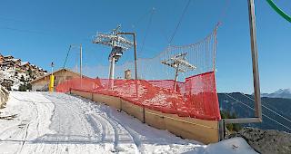 Stein des Anstosses sind Sicherheitsnetze auf der Talabfahrt nach Blatten.