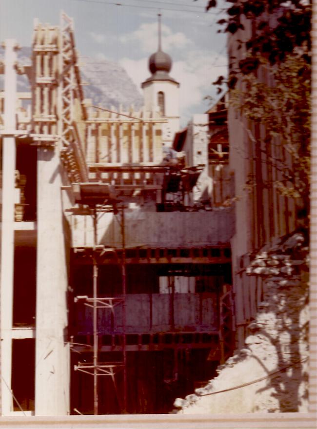 Der alte Schulhaustrakt (Gymnasium) musste dem neuen Internatsflügel weichen, der zwischen 1972-1975 erbaut wurde.