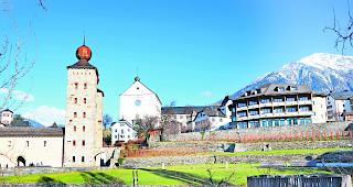Klassizistische Eleganz. Unauff&auml;llig thront die Kollegiumskirche in klassizistischer Eleganz ob Brig. Vom Schlosspark gesehen, verschwindet sie beinahe im Ensemble der umliegenden Geb&auml;ude.