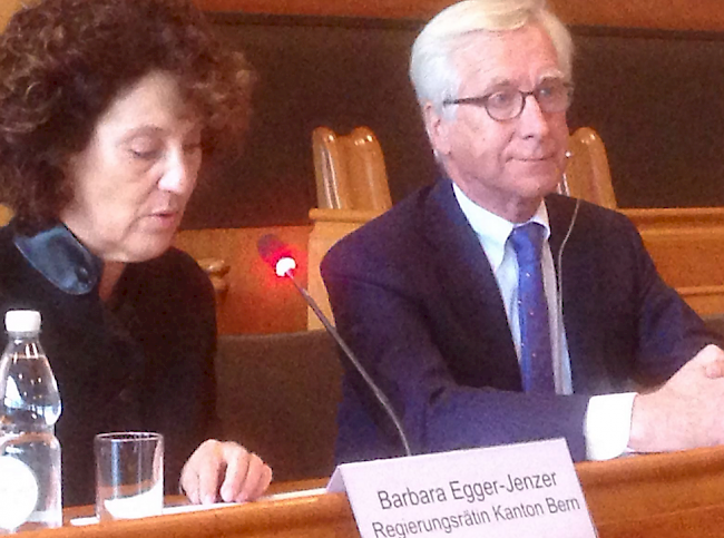 Barbara Egger-Jenzer und Peter Teuscher stellen das Projekt in Bern vor.