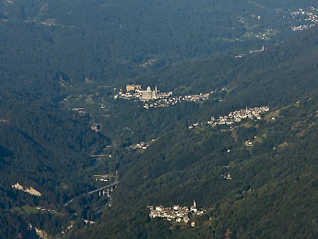 In der Nähe des italienischen Wallfahrtsorts Re unweit der Schweizer Grenze hat ein Waldbrand zum Unterbruch des Strassenverkehrs geführt.
