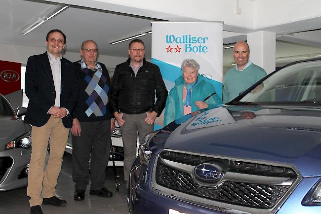 Autoschlüssel übergeben. Fabian Marbot, Verlagsleiter Mengis Medien AG, Gewinner Kaspar Ritz mit Sohn Reinhard und Frau Anna sowie Willy Marner, Inhaber Garage St. Christophe AG.