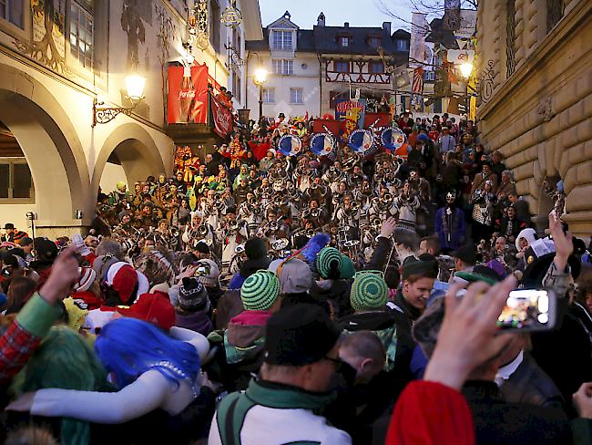 Die Luzerner Fasnacht mit Tausenden von Teilnehmern und Schaulustigen verlief bisher im Grossen und Ganzen friedlich. Ein beliebter Treffpunkt ist die Rathaustreppe in der Altstadt.