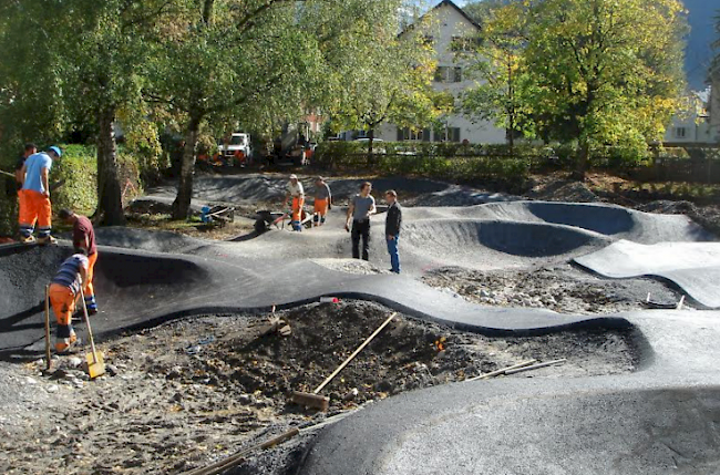 Die beauftrage Firma Velosolution bei Bauarbeiten eines Pumptracks in Chur