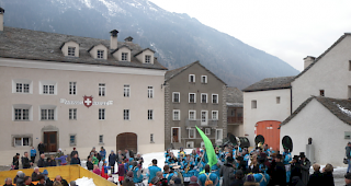 Der Simpiler Dorfplatz bew&auml;hrt sich auch im Winter als Festplatz f&uuml;r grosses Publikum.
