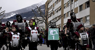 Die Trilli-Traller Naters machten den Anfang am Umzug in Naters