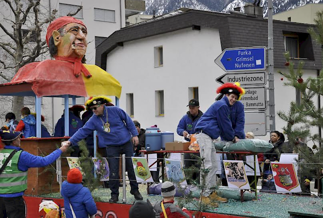 Gäste jenseits des Rottu: Die Bäjizunft mit ihrem Wagen beim Kreisel bei der Walliserkanne.