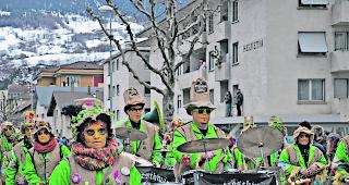 Schr&auml;ge V&ouml;gel. Die Thuner &laquo;Chatzeschw&auml;nz&raquo; liefen unter dem Motto &laquo;Lieber Vogusch&uuml;ch aus sch&uuml;chi V&ouml;gu&raquo;. 