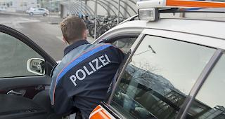 Die Polizei fand die Kinderleiche am Samstagmorgen in einem grossen schwarzen Plastikcontainer. (Symbolbild)