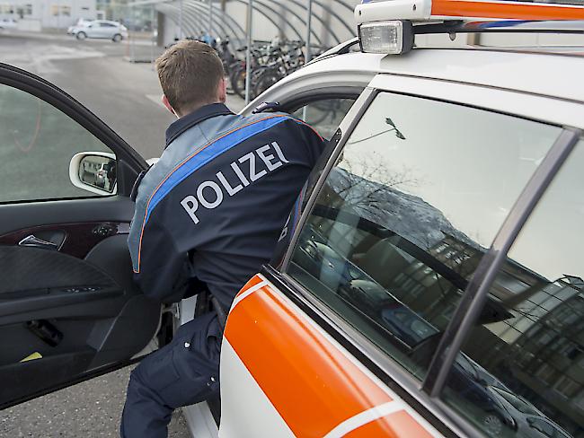 Die Polizei fand die Kinderleiche am Samstagmorgen in einem grossen schwarzen Plastikcontainer. (Symbolbild)