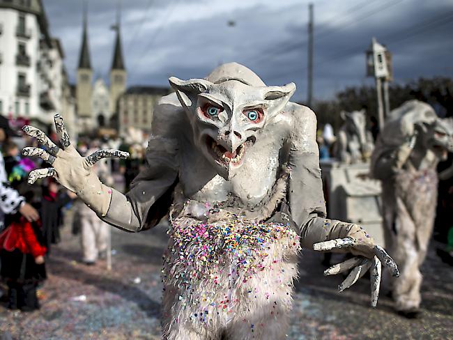 Eines der vielen Monster, das am Montag an der Luzerner Fasnachtsumzug die 40