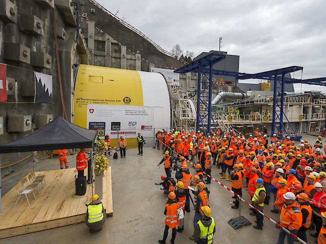 Seit Dienstagmittag frisst sich die grösste, je in der Schweiz in Betrieb genommene Tunnelbohrmaschine durch den Belchen. Der Startschuss dazu erfolgte an einer Andrehfeier beim Südportal in Hägendorf SO.