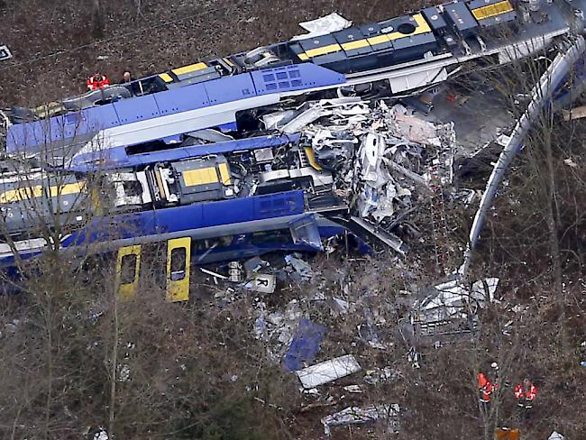 Die nach dem Zusammenprall ineinander verkeilten Züge.