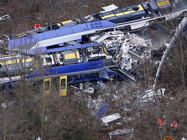 Die beiden in einander verkeilten Züge bei Bad Aibling in Oberbayern.