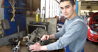 Jean-Luc Ruffiner beim Bearbeiten eines ausgebauten Getriebes.
