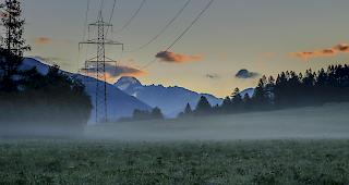 Eine Hochspannungsleitung im Obergoms (Archiv)