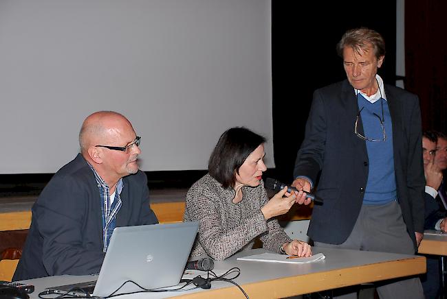 Esther Waeber-Kalbermatten und Robert Jaggi (links) beantworteten die Fragen an den Kanton. Reinhard Eyer moderierte.
