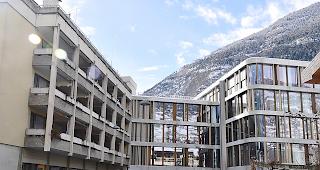 Der alte Trakt des Martinsheims in Visp soll durch einen Neubau ersetzt werden.