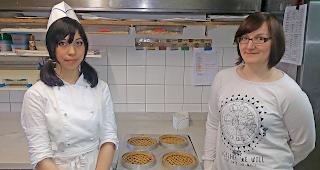 Die Lernende Marissa Soldivillo (links) mit Ausbildnerin Nicole Ritz (rechts)