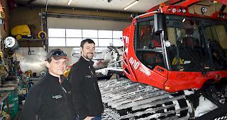 Yannick Murmann (l.) und Markus Hasler in der Werkstatt auf 2700 m &uuml;. M.