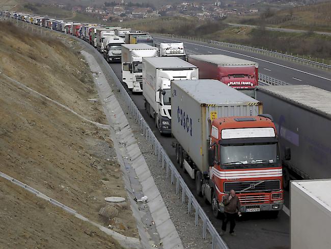 Lastwagen stauen sich vor einem von Grenzübergang zwischen Griechenland und Bulgarien, wo griechische Bauern gegen die Rentenreform protestieren.