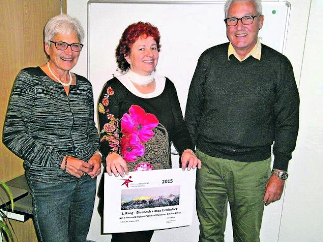 Ehre, wem Ehre gebührt. Valrando-Direktorin Angelica Brunner ehrte Elisabeth und Max Eichholzer aus Zürich, die 2015 nicht weniger als 72 Mal das Wallis besuchten und an 64 Wanderungen teilnahmen. Dazu gewannen sie auch noch den Valrando-Fotowettbewerb.
