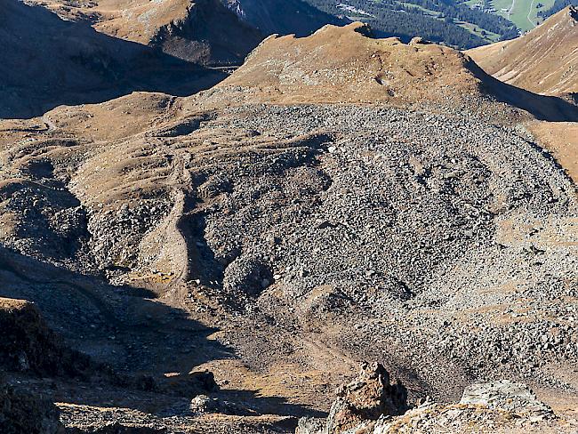 Blockgletscher aus Schutt und Permafrost kriechen normalerweise sehr langsam hangabwärts. Durch die anhaltende Erwärmung des Permafrosts haben viele ihre Bewegung auf mehrere Meter pro Jahr beschleunigt. Hier ein Blockgletscher unter dem Parpaner Rothorn. (Archiv)