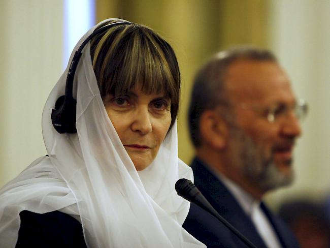 Das Bild sorgte für Furore: die frühere Aussenministerin Micheline Calmy-Rey mit ihrem damaligen iranischen Amtskollegen Manuchehr Mottaki in Teheran. (Archiv)