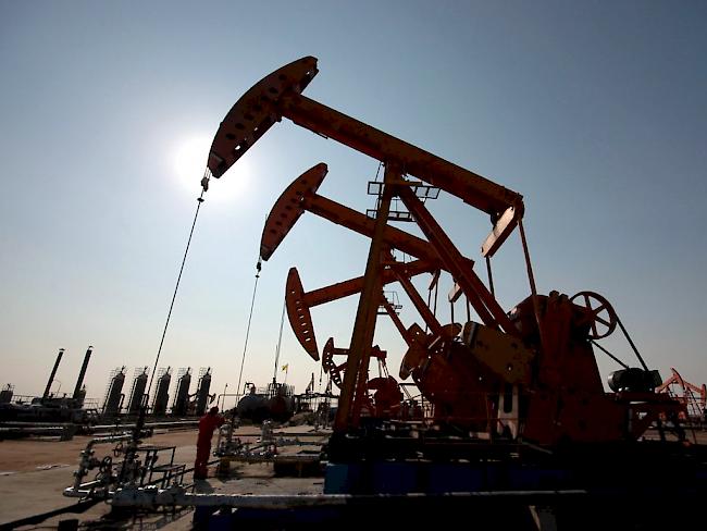 Weil zurzeit weltweit die Erdölpumpen auf Volltouren laufen, bleibt Erdöl vorerst günstig. (Archivbild: Erdölfeld in China)