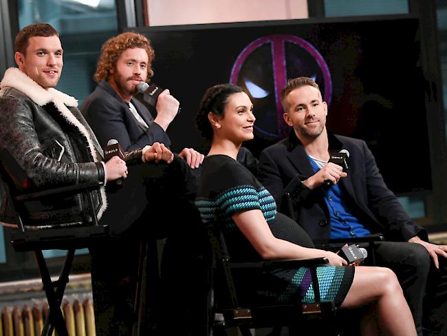 Ed Skrein, T.J. Miller, Morena Baccarin und Ryan Reynolds (von links) äussern sich in New York über ihren Film "Deadpool" (Archiv)