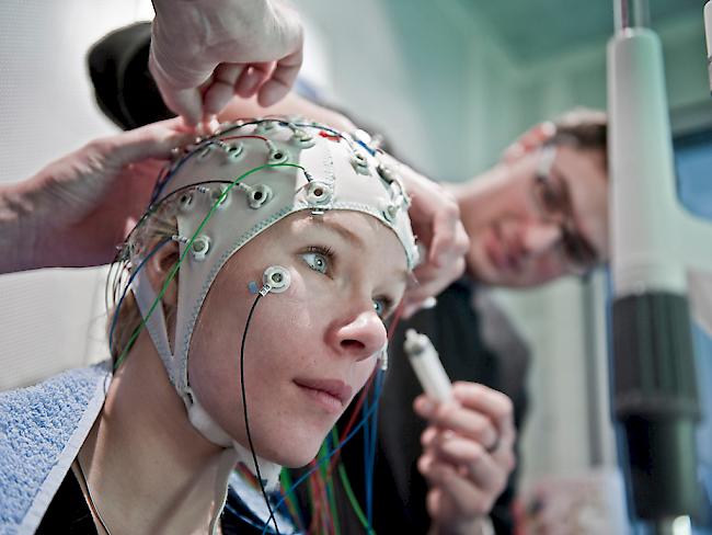 Mittels Elektroenzephalogramm (EEG) massen Berner Forschende die Hirnaktivität während eines Assoziationstests.