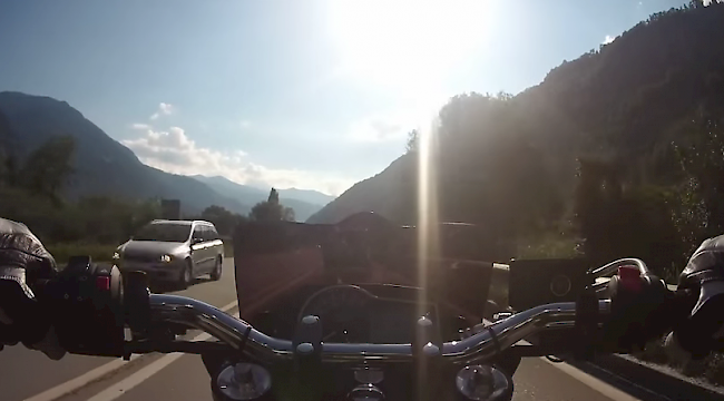 Der Motorradlenker veröffentlichte auf YouTube drei mit einer GoPro Kamera im Sommer 2015 aufgenommene Videos.