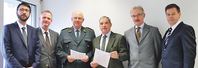 Unterzeichnung des Zusammenarbeitsvertrages, von links: Dr. Damien Carron, Prof. Dr. Marc Bors, Divisionär Philippe Rebord, Wilhelm Schnyder, Michael Arnold und Stéphane Pannatier.
