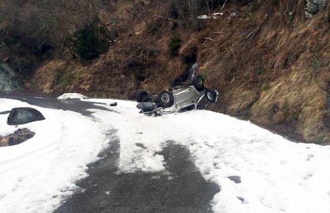 Nach 150 Metern in einem Steilhang kam der Personenwagen auf dem Dach zum Stillstand.