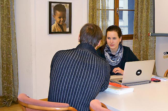 Susanne Andenmatten bei einer der Rechtsberatungen des Forums Migration.