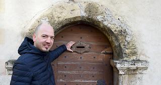 Klaus Troger und sein &laquo;&auml;ltester Briefkasten der Schweiz&raquo; aus der Zeit von Napoleon.