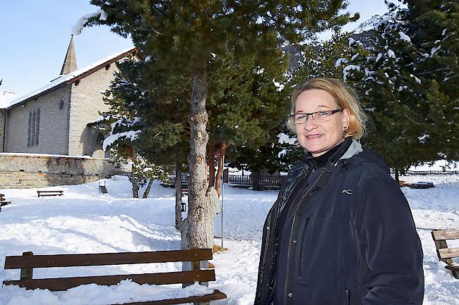 Vreny Bregy-Brigger in dem mit Bäumen überwachsenen Pfarrgarten von Grächen.